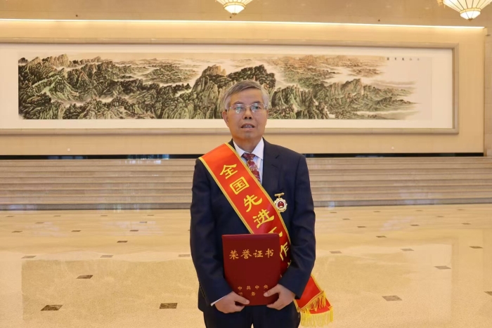 张新科全国先进个人照片02